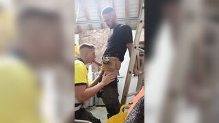 Tradie twink spurts to his knees