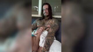 Crazy school cub wank off and screamed after a tub