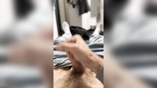 Парень дрочит в джинсах