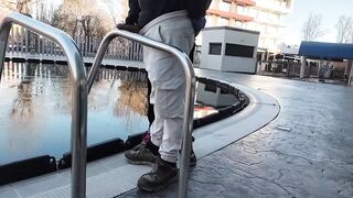 untip in maseaja pula pe balustrada piscine cun vibro