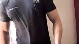 Bodybuilder zeigt seinen geilen Body am offenen Fenster