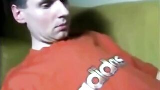 Geiler Sportler holt sich schamlos im Hostel Schlafsaal einen runter