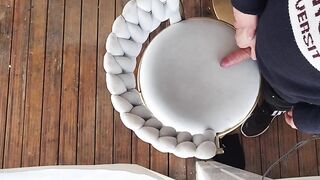 o fata care e aejagulat sperma lui uni peak pe scaun la terasa