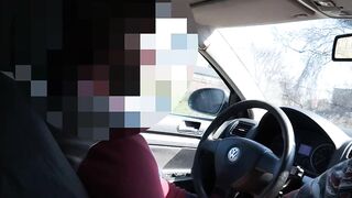 un baiat care e freaca pula uni peak de volan pana cand sperma va fi ejagulata pe vola