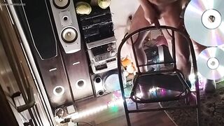 o fata care sa masturbat un barbat frecand penisu de spataru uni scaun pana cand sper