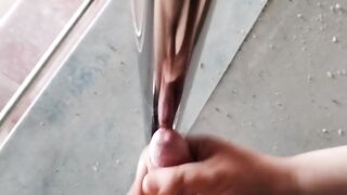 un baiat dus la un cazinou parasit de catre o fata acolo fata aceasta e frecat penisu