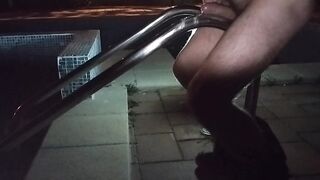 un baiat face romp cu balustrada piscine pana as ilibereaza sperma pe balustrada pisci