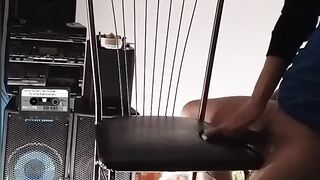 un baiat al satisface pe un apex sexual frecandui pemisul pe scaun pama e ejaguleaza d