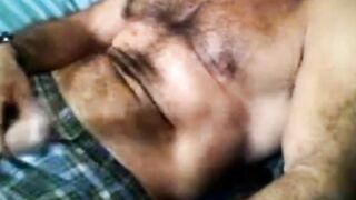 Bearded father jacks his manmeat solo