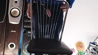 un baiat face bang-out cu scaun petru asi ilibera sperma de two ori