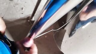 o tipa care sa masturbat pe un baiat in cazinou frecandui penisul lu acest baiat