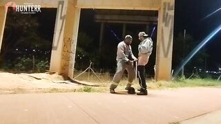 Motorcyclist observes employee urinating, comebacks and offers a fellatio