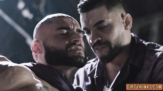 Watch this muscular dude take a hard assfuck and facial cumshot